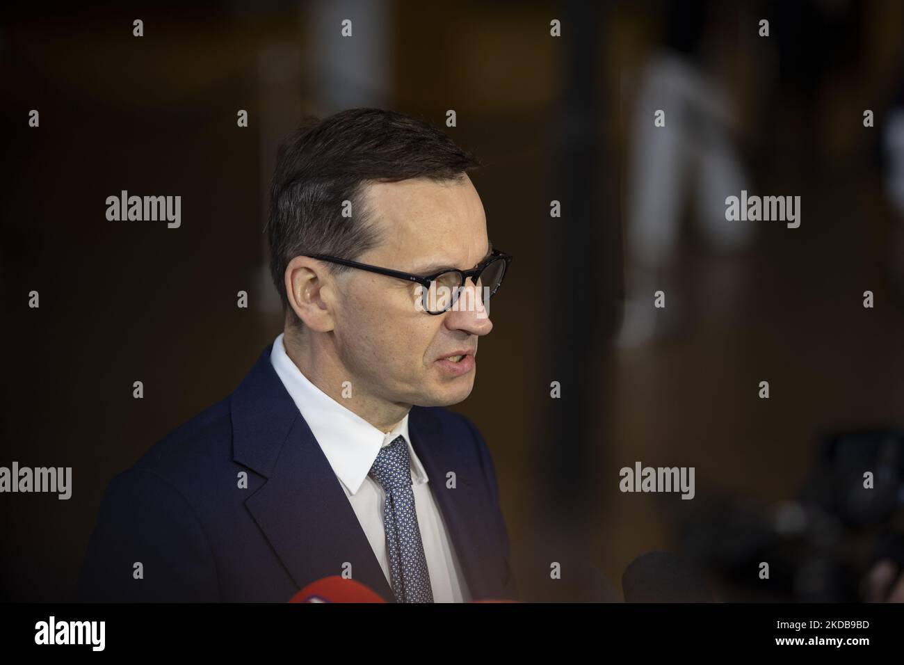 Mateusz Morawiecki le Premier ministre polonais arrive au sommet extraordinaire de l'UE sur l'Ukraine, l'énergie et la défense, marchant à côté des drapeaux européens et s'exprime à la presse. Réunion des dirigeants de l'UE, Conseil européen de Bruxelles, Belgique sur 31 mai 2022 (photo de Nicolas Economou/NurPhoto) Banque D'Images