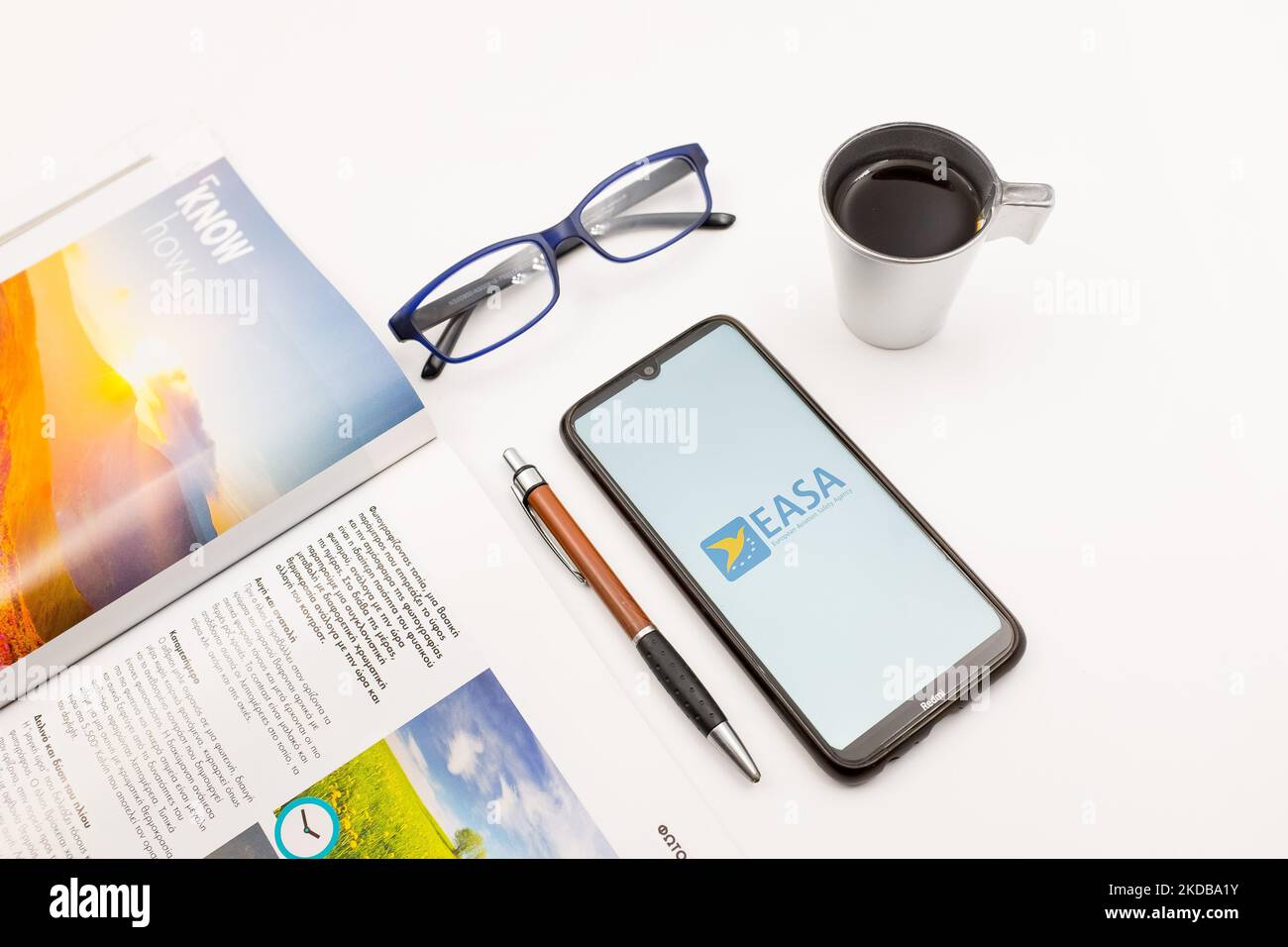 Sur cette photo, un logo de l'Agence de la sécurité aérienne de l'Union européenne (AESA) apparaît sur l'écran d'un smartphone, sur un bureau à côté d'un café, d'un stylo, de lunettes et d'un magazine à Athènes, en Grèce, sur 31 mai 2022. (Photo d'illustration par Nikolas Kokovlis/NurPhoto) Banque D'Images