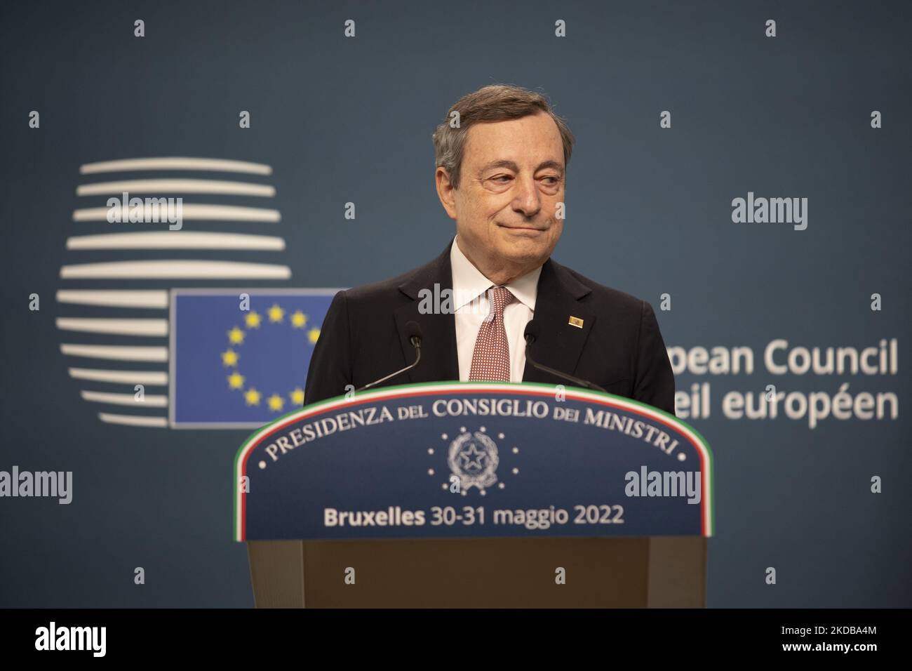 Mario Draghi, Premier ministre italien, s’est entretenu lors d’une conférence de presse avec les médias après la fin du sommet extraordinaire de 2 jours de l’UE sur l’Ukraine, l’énergie et la défense, s’étant mis d’accord sur une sixième vague de sanctions contre la Russie et les exportations de pétrole russe, avec des exemptions spéciales pour les pipelines vers la Hongrie. Réunion des 27 dirigeants de l'UE au Conseil européen de Bruxelles (Belgique) sur 31 mai 2022 (photo de Nicolas Economou/NurPhoto) Banque D'Images