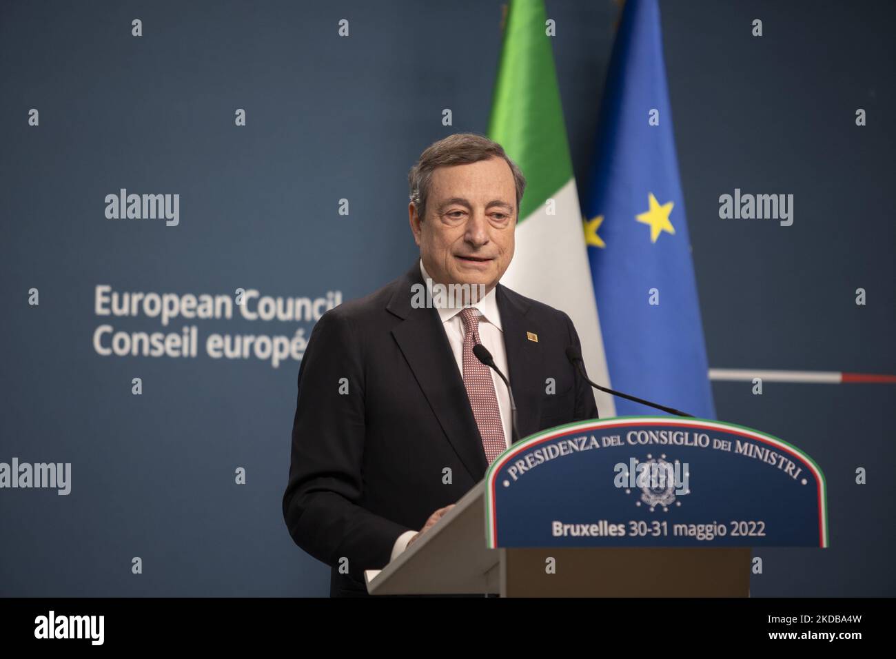 Mario Draghi, Premier ministre italien, s’est entretenu lors d’une conférence de presse avec les médias après la fin du sommet extraordinaire de 2 jours de l’UE sur l’Ukraine, l’énergie et la défense, s’étant mis d’accord sur une sixième vague de sanctions contre la Russie et les exportations de pétrole russe, avec des exemptions spéciales pour les pipelines vers la Hongrie. Réunion des 27 dirigeants de l'UE au Conseil européen de Bruxelles (Belgique) sur 31 mai 2022 (photo de Nicolas Economou/NurPhoto) Banque D'Images