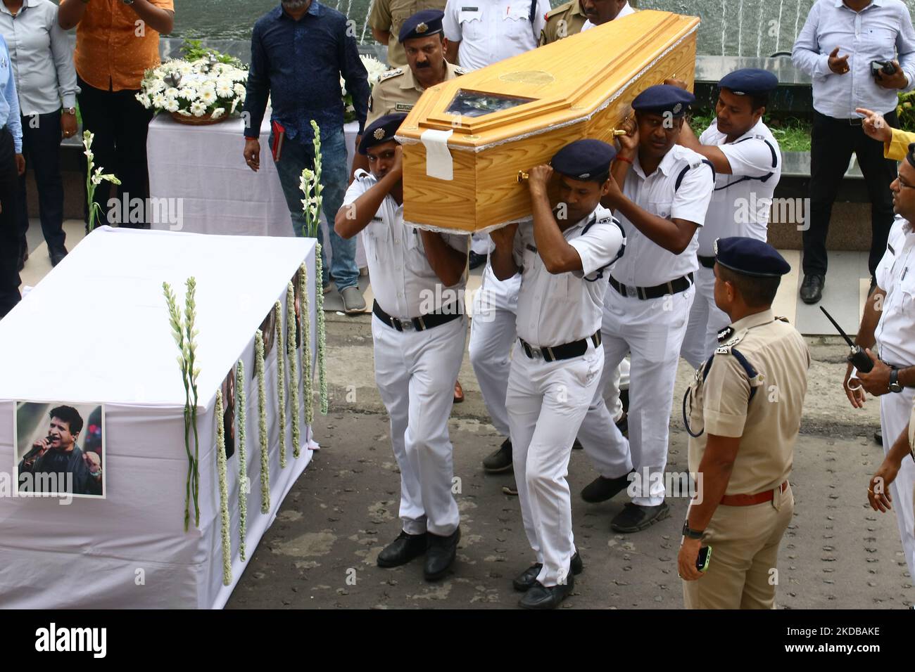 Le chanteur KK, dont le vrai nom était Krishnakumar Kunnath, est décédé mardi soir à Kolkata après avoir donné un concert. La famille de KK est arrivée à Kolkata mercredi matin. Les restes mortels du chanteur ont atteint Rabindra Sadan où le salut au fusil a eu lieu, à Kolkata sur 01 juin,2022. Il est maintenant rapporté que les funérailles auront lieu sur 2 juin à Mumbai. (Photo de Debajyoti Chakraborty/NurPhoto) Banque D'Images