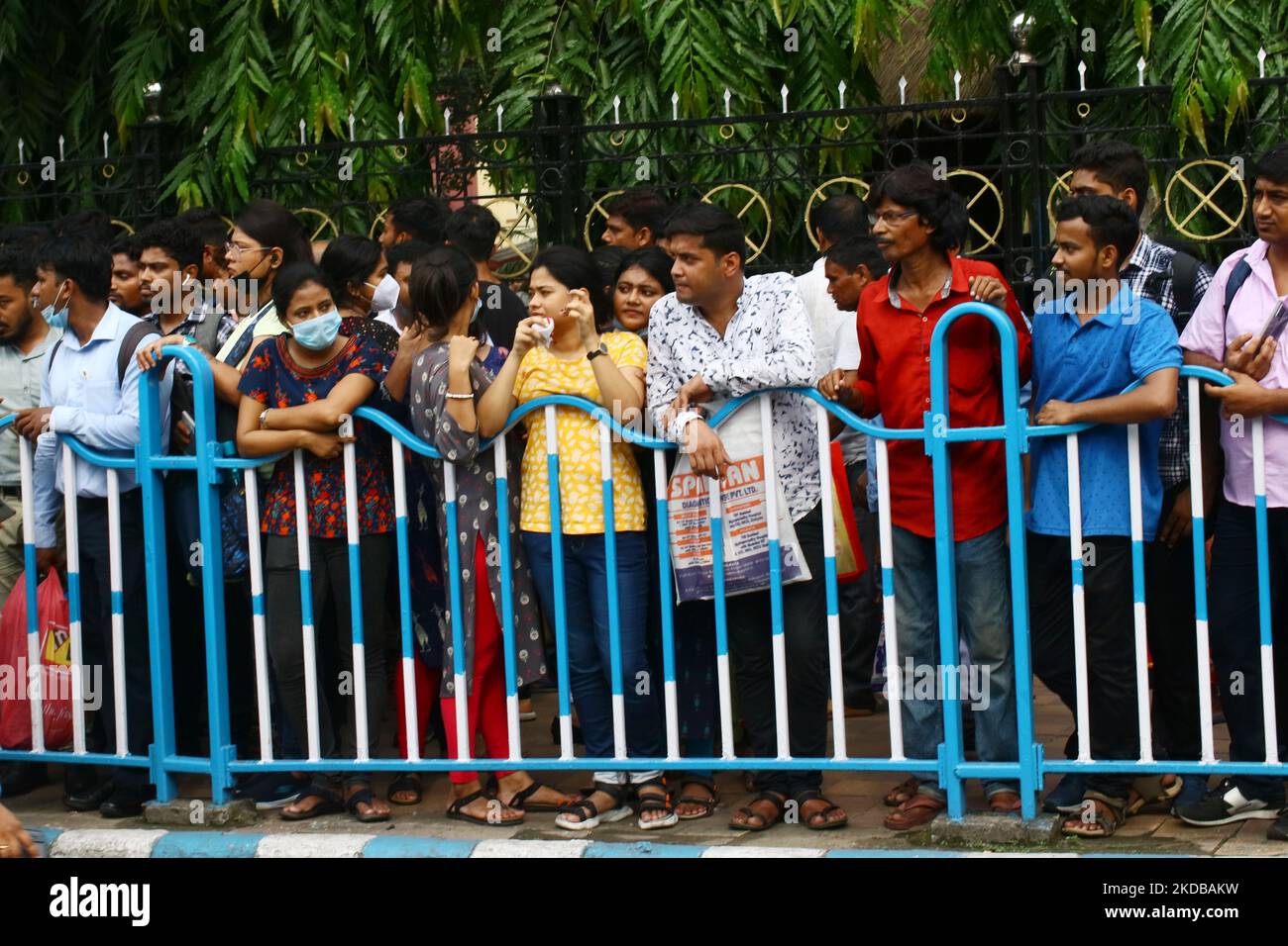 Le chanteur KK, dont le vrai nom était Krishnakumar Kunnath, est décédé mardi soir à Kolkata après avoir donné un concert. La famille de KK est arrivée à Kolkata mercredi matin. Les restes mortels du chanteur ont atteint Rabindra Sadan où le salut au fusil a eu lieu, à Kolkata sur 01 juin,2022. Il est maintenant rapporté que les funérailles auront lieu sur 2 juin à Mumbai. (Photo de Debajyoti Chakraborty/NurPhoto) Banque D'Images