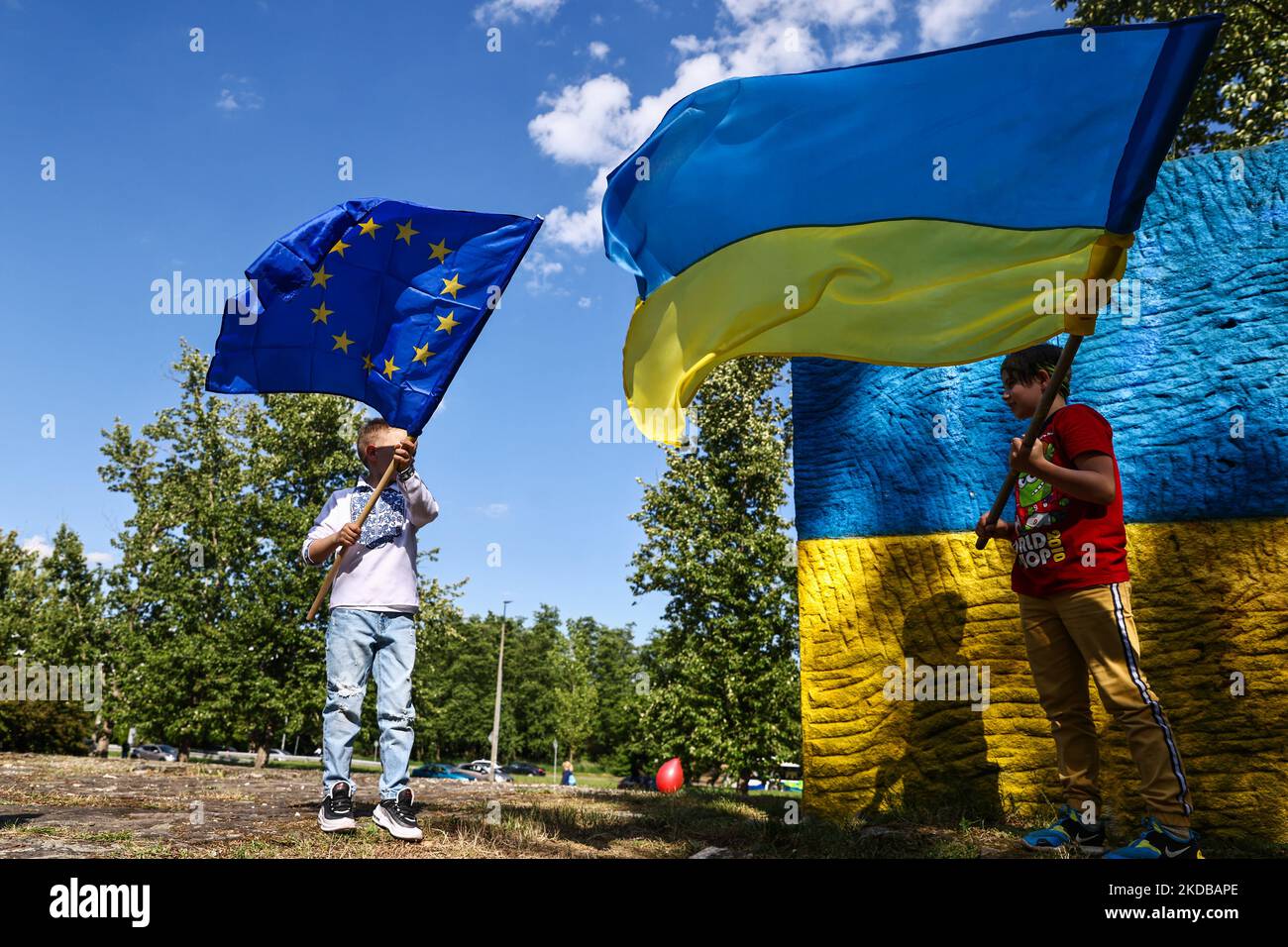 Les enfants ukrainiens célèbrent la Journée internationale de l'enfance lors d'un événement organisé sur le piédestal de l'ancien monument du maréchal soviétique Ivan Konev, repeint dans les couleurs du drapeau ukrainien après l'invasion russe en février. Cracovie, Pologne sur 1 juin 2022. (Photo de Beata Zawrzel/NurPhoto) Banque D'Images