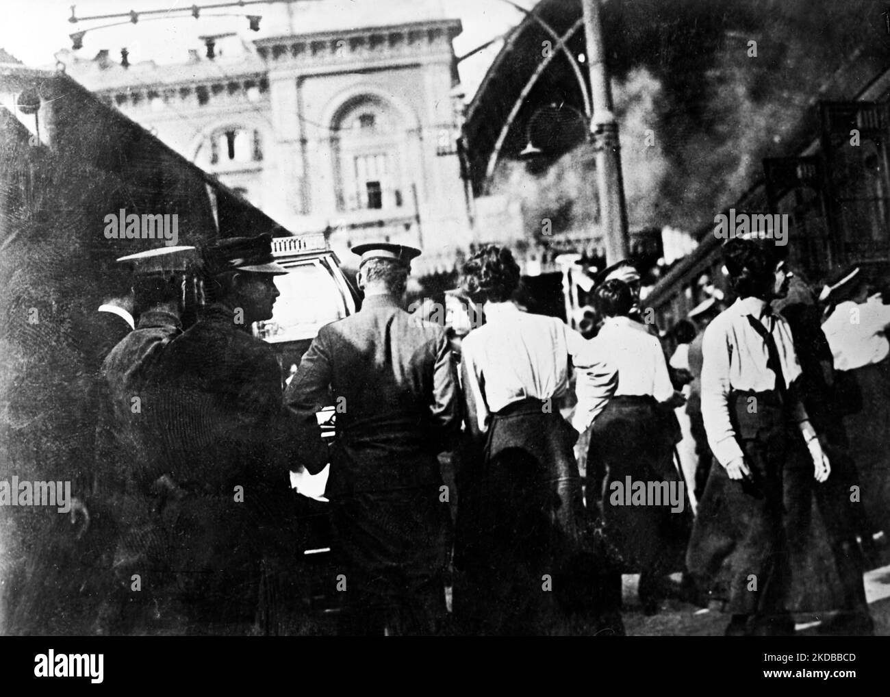 Croix-Rouge infirmières dans une ville près du front italien (Turin) passant par sur leur chemin vers la France 1918 ou 1919 Banque D'Images