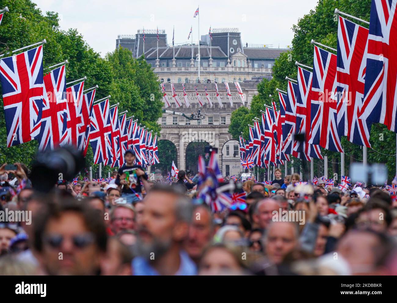 La foule se rassemble le long du Mall à Londres, au Royaume-Uni, pendant le Flycast pour la célébration du Jubilé de platine de la Reine sur 2 juin 2022. (Photo par Alexander Mak/NurPhoto) Banque D'Images