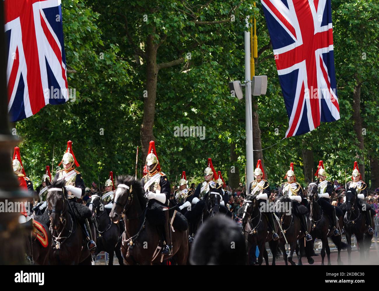 Les gardes de la Reine défilés le long du Mall à Londres, au Royaume-Uni, pour le trophée du Jubilé de platine de la Reine, qui a lieu sur 2 juin 2022. Des milliers de personnes se tiennent sur le côté du Mall pour assister à la parade. (Photo par Alexander Mak/NurPhoto) Banque D'Images