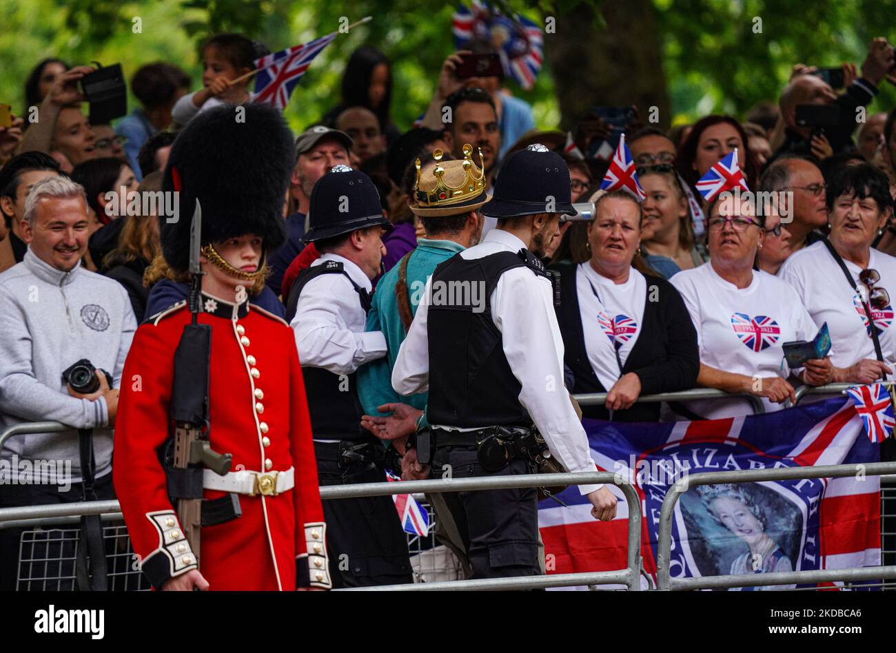 Un groupe de manifestants interrompe brièvement le défilé du Jubilé de platine de la Reine à Londres, au Royaume-Uni, sur 2 juin 2022. Ils sont arrêtés par la police par la suite. (Photo par Alexander Mak/NurPhoto) Banque D'Images