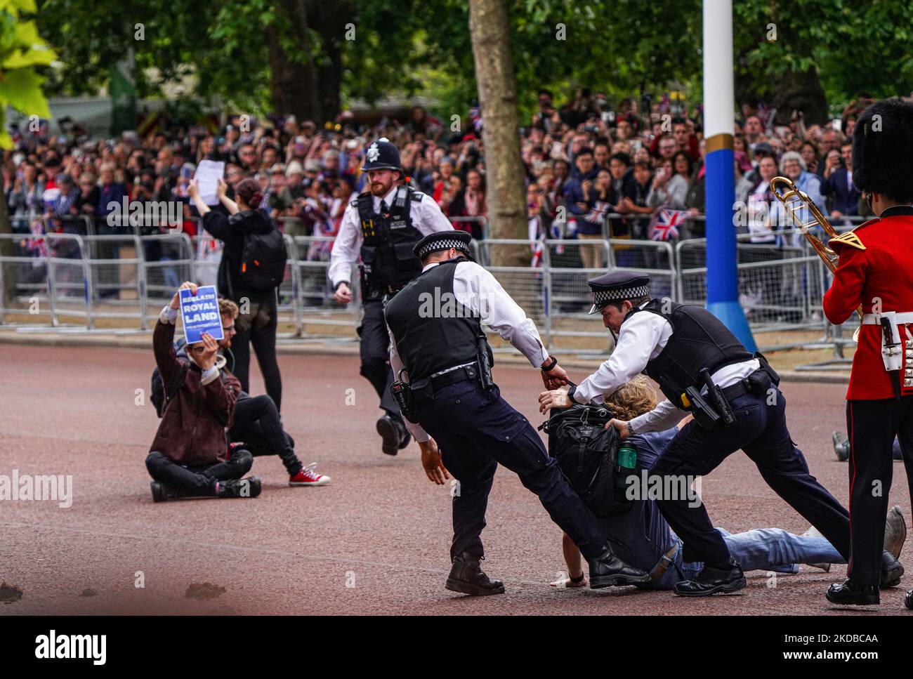 Un groupe de manifestants interrompe brièvement le défilé du Jubilé de platine de la Reine à Londres, au Royaume-Uni, sur 2 juin 2022. Ils sont arrêtés par la police par la suite. (Photo par Alexander Mak/NurPhoto) Banque D'Images