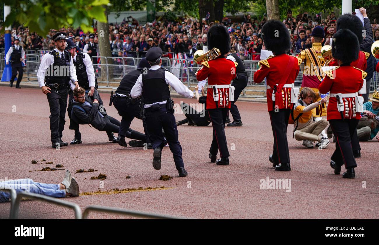 Un groupe de manifestants interrompe brièvement le défilé du Jubilé de platine de la Reine à Londres, au Royaume-Uni, sur 2 juin 2022. Ils sont arrêtés par la police par la suite. (Photo par Alexander Mak/NurPhoto) Banque D'Images