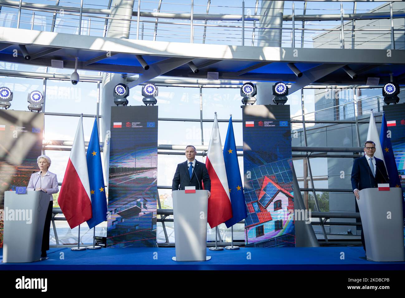 Le président de la Commission européenne, Ursula von der Leyen, le président polonais, Andrzej Duda, et le Premier ministre polonais, Mateusz Morawiecki, assistent à une conférence de presse conjointe au siège du PSE (réseaux électriques polonais) à Konstancin-Jeziorna, en Pologne, sur 2 juin 2022 (photo de Mateusz Wlodarczyk/NurPhoto) Banque D'Images