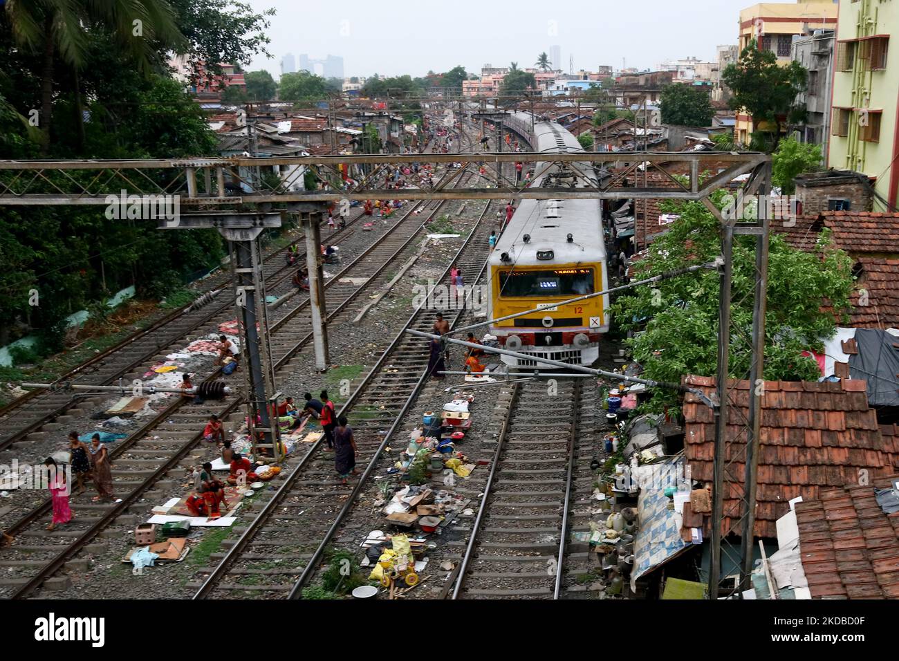 Papules de taudis indiens sur une voie ferrée à Kolkata, capitale du Bengale occidental de l'est de l'État indien, 03 juin,2022. (Photo de Debajyoti Chakraborty/NurPhoto) Banque D'Images