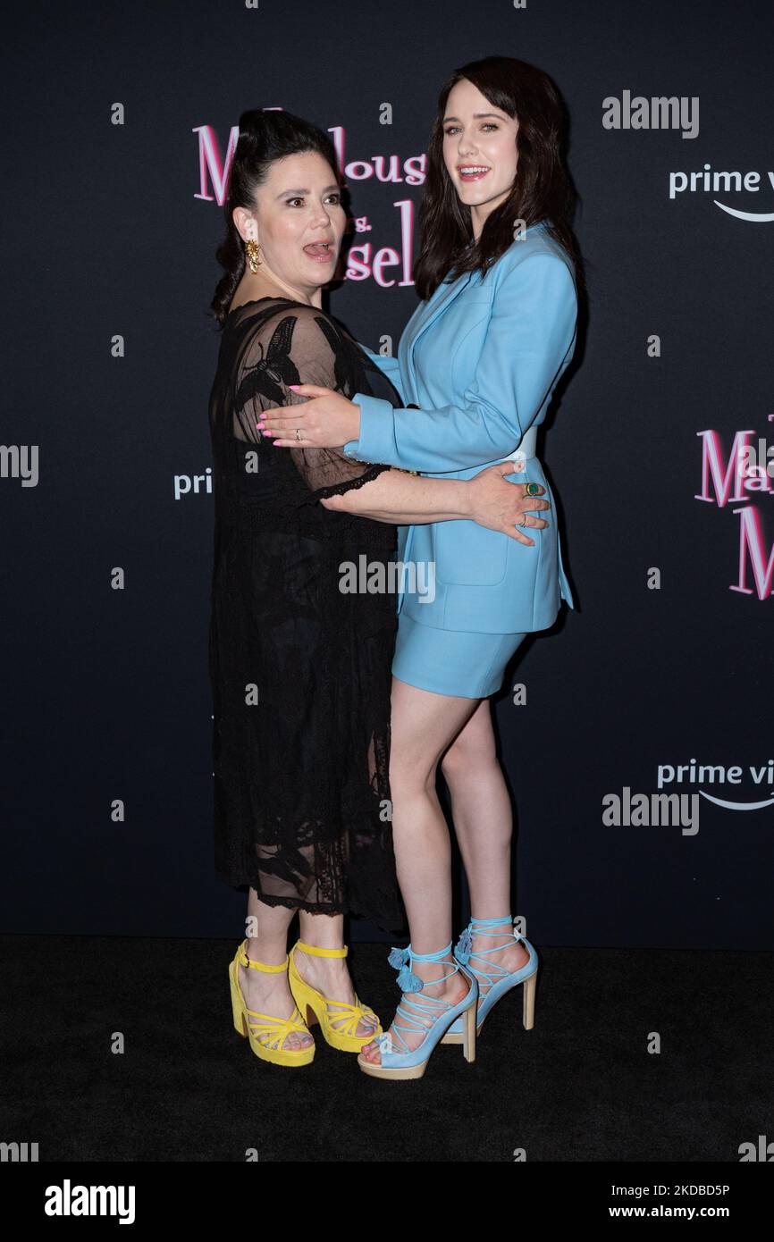 Alex Borstein et Rachel Brosnahan assistent à la projection de l'enquête « The Wrious Mrs Maisel » aux studios Steiner sur 02 juin 2022 à New York. (Photo de John Nacion/NurPhoto) Banque D'Images