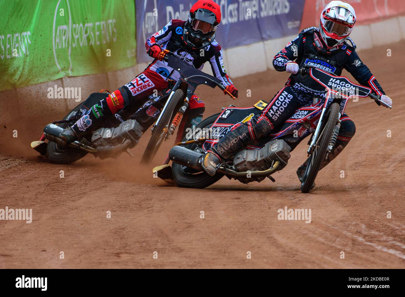 Sam Hagon (blanc) dirige Jack Smith (rouge) lors du match de la National Development League entre Belle vue Colts et Oxford Chargers au National Speedway Stadium, Manchester, le vendredi 3rd juin 2022. (Photo de Ian Charles/MI News/NurPhoto) Banque D'Images