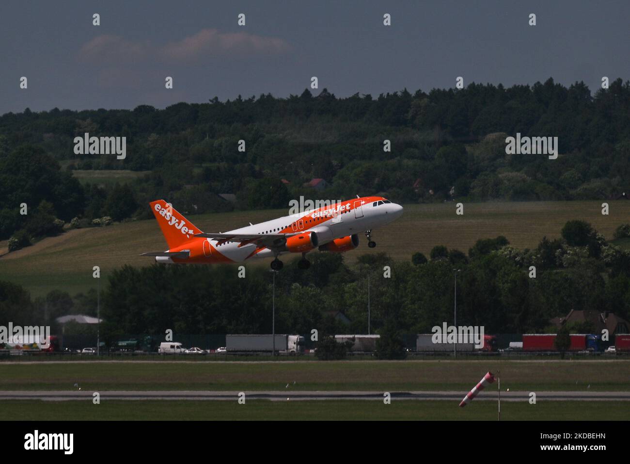 Décollage d'un avion easyJet à l'aéroport international Jean-Paul II de Cracovie-Balice. L'aéroport est de plus en plus occupé. En mai, l'aéroport de Cracovie a pris en charge plus de 681 000 passagers, soit seulement 9 % de moins qu'en mai 2019. Vendredi, 03 juin 2022, à l'aéroport international Jean-Paul II de Cracovie-Balice, Cracovie, Pologne. (Photo par Artur Widak/NurPhoto) Banque D'Images
