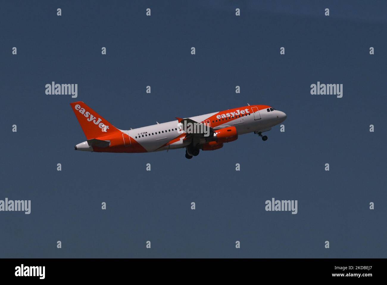 Décollage d'un avion easyJet à l'aéroport international Jean-Paul II de Cracovie-Balice. L'aéroport est de plus en plus occupé. En mai, l'aéroport de Cracovie a pris en charge plus de 681 000 passagers, soit seulement 9 % de moins qu'en mai 2019. Vendredi, 03 juin 2022, à l'aéroport international Jean-Paul II de Cracovie-Balice, Cracovie, Pologne. (Photo par Artur Widak/NurPhoto) Banque D'Images