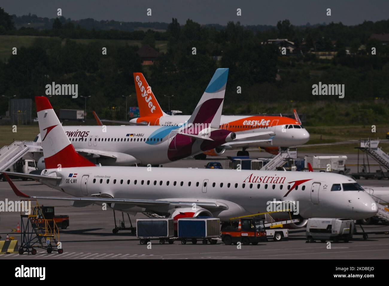 Des avions autrichiens, Eurowings et easyJet vus à l'aéroport international Jean-Paul II de Cracovie-Balice. L'aéroport est de plus en plus occupé. En mai, l'aéroport de Cracovie a pris en charge plus de 681 000 passagers, soit seulement 9 % de moins qu'en mai 2019. Vendredi, 03 juin 2022, à l'aéroport international Jean-Paul II de Cracovie-Balice, Cracovie, Pologne. (Photo par Artur Widak/NurPhoto) Banque D'Images