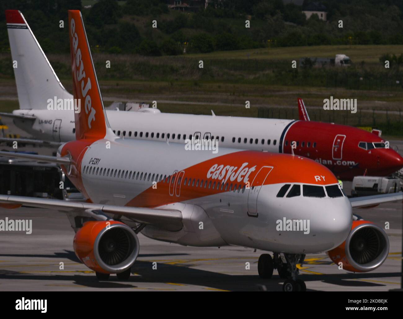 EasyJet et Norvegian.com avions à l'aéroport international Jean-Paul II de Cracovie-Balice. L'aéroport est de plus en plus occupé. En mai, l'aéroport de Cracovie a pris en charge plus de 681 000 passagers, soit seulement 9 % de moins qu'en mai 2019. Vendredi, 03 juin 2022, à l'aéroport international Jean-Paul II de Cracovie-Balice, Cracovie, Pologne. (Photo par Artur Widak/NurPhoto) Banque D'Images