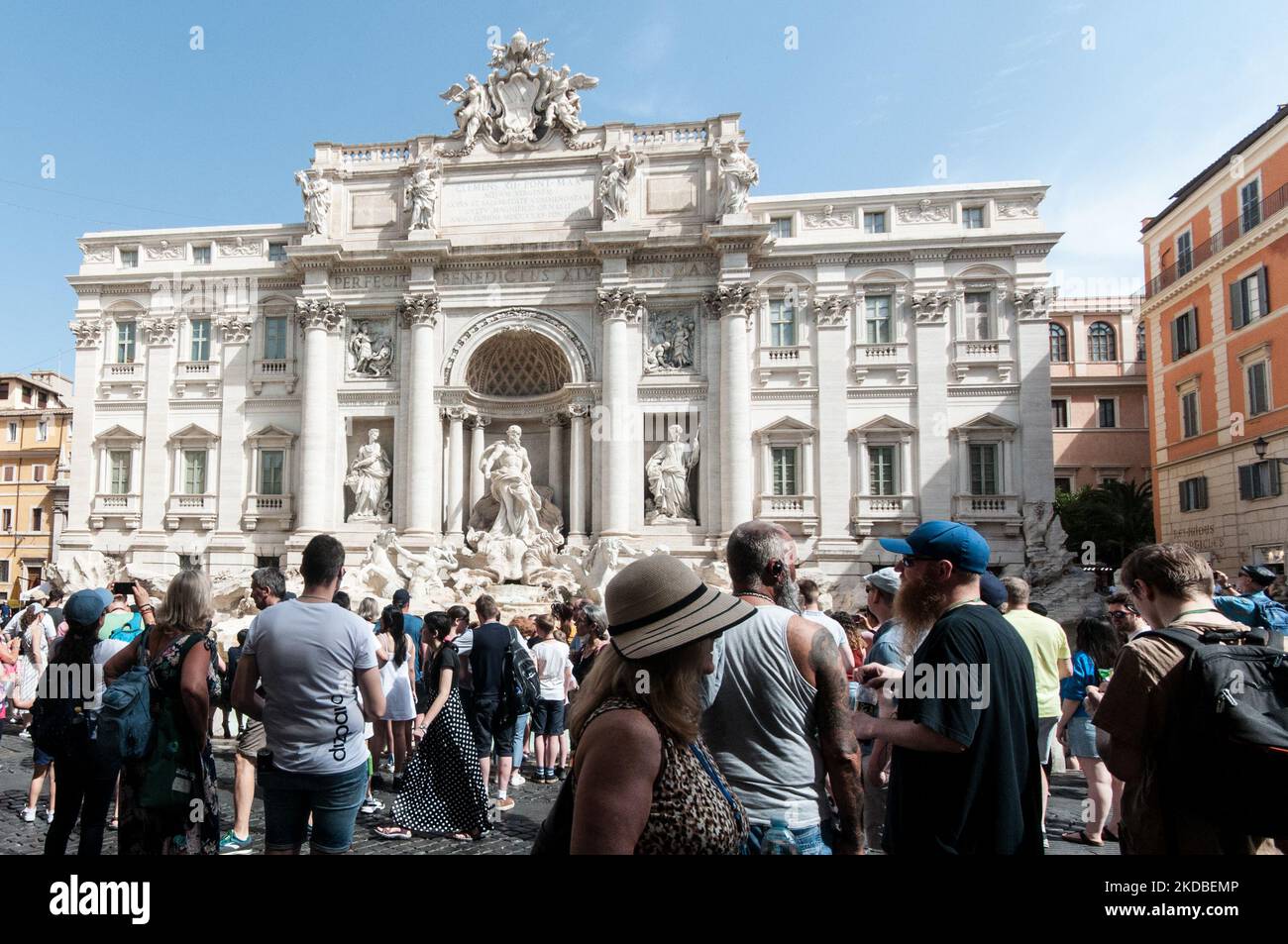 Une vue sur la place de la Fontaine de Trevi à Rome avec les touristes, à Rome, Italie, sur 3 juin 2022 à Rome, (Photo par Andrea Ronchini/NurPhoto) Banque D'Images