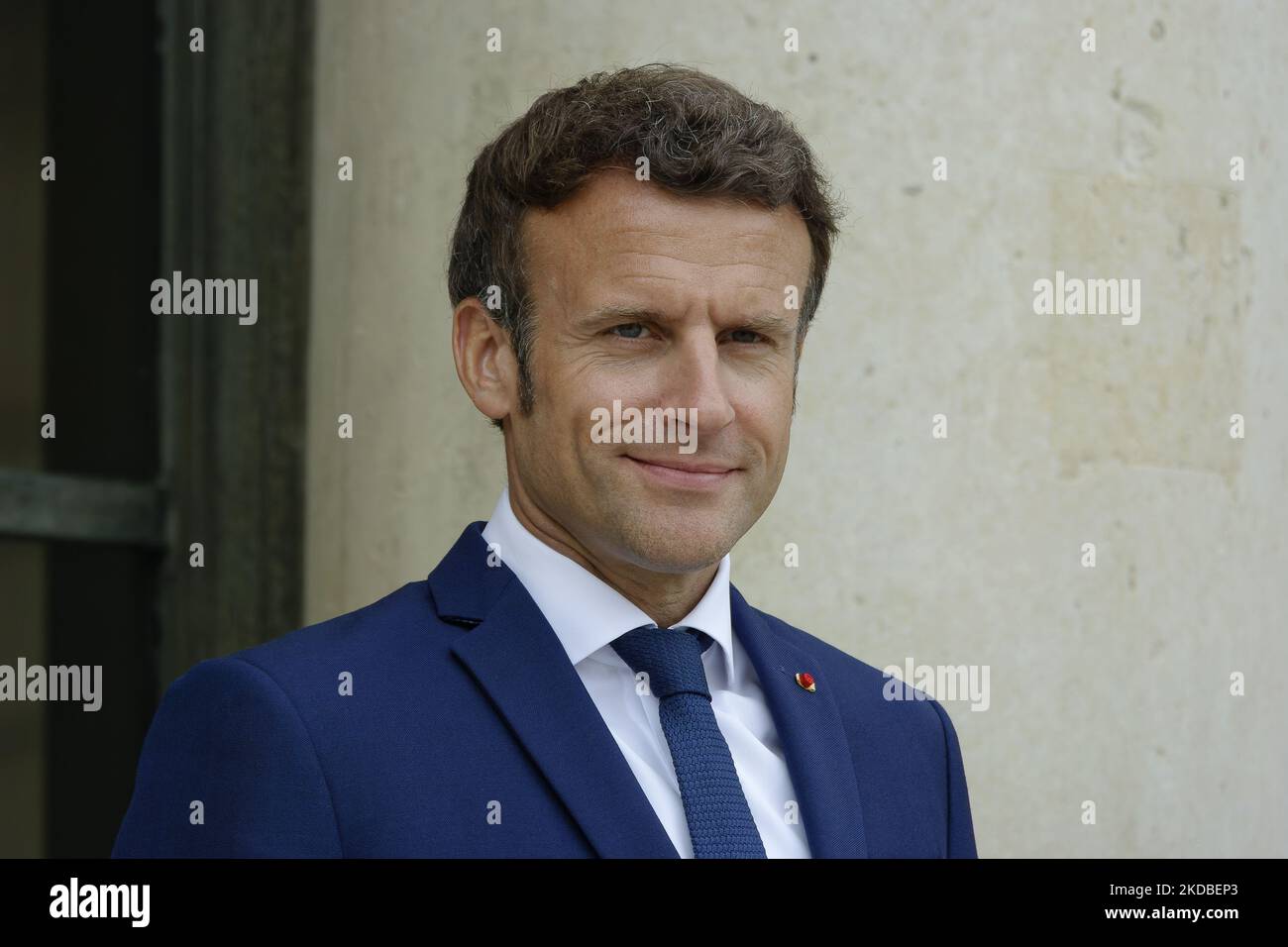 Le président français Emmanuel Macron attend l'arrivée du président de la Commission européenne Ursula von der Leyen pour son déjeuner de travail à l'Elysée - 3 juin 2022, Paris (photo de Daniel Pier/NurPhoto) Banque D'Images
