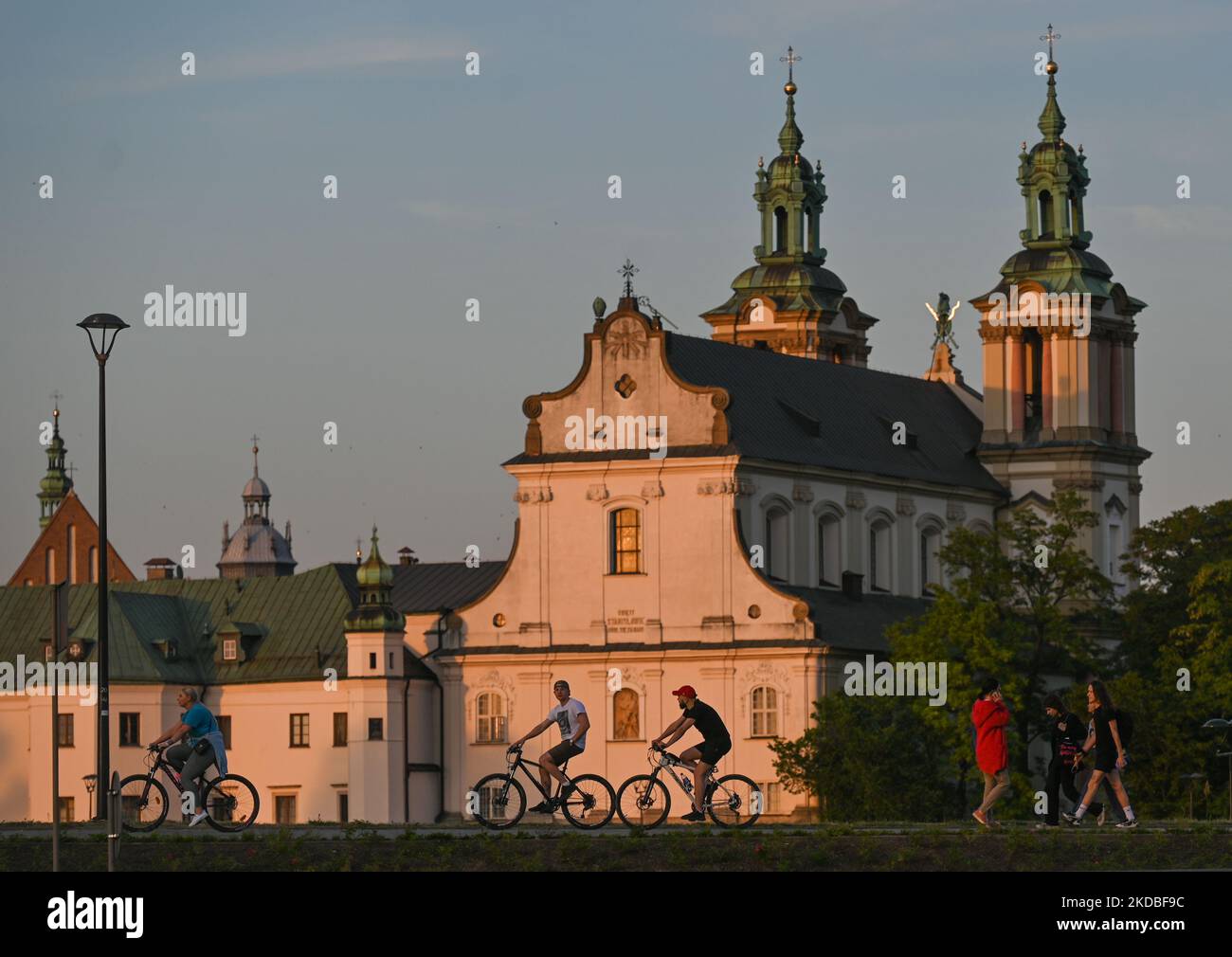 Les gens apprécient le beau temps et les activités sportives le long des Vistule Boulevards à Cracovie. Samedi, 04 juin 2022, à Cracovie, en Pologne. (Photo par Artur Widak/NurPhoto) Banque D'Images