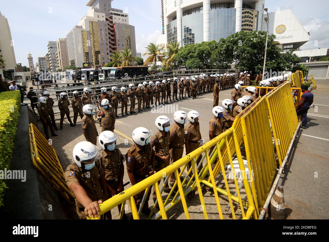 La police sri-lankaise et les soldats de l'armée gardent la route menant à l'entrée principale de la résidence officielle du président Gotabaya Rajapaksa à Colombo, au Sri Lanka. 04 juin 2022. (Photo de Thharaka Basnayaka/NurPhoto) Banque D'Images