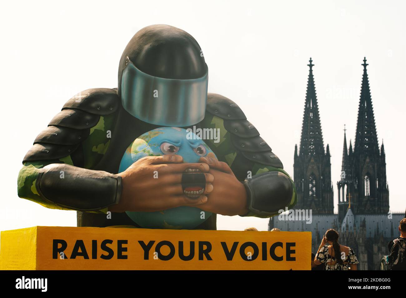 Un flotteur avec une police couvrant l'embouchure de la planète est vu derrière la cathédrale de la Cologne à Cologne, en Allemagne, sur 4 juin 2022, lors de l'action "élever votre voix" d'Amnesty international Koeln. (Photo de Ying Tang/NurPhoto) Banque D'Images