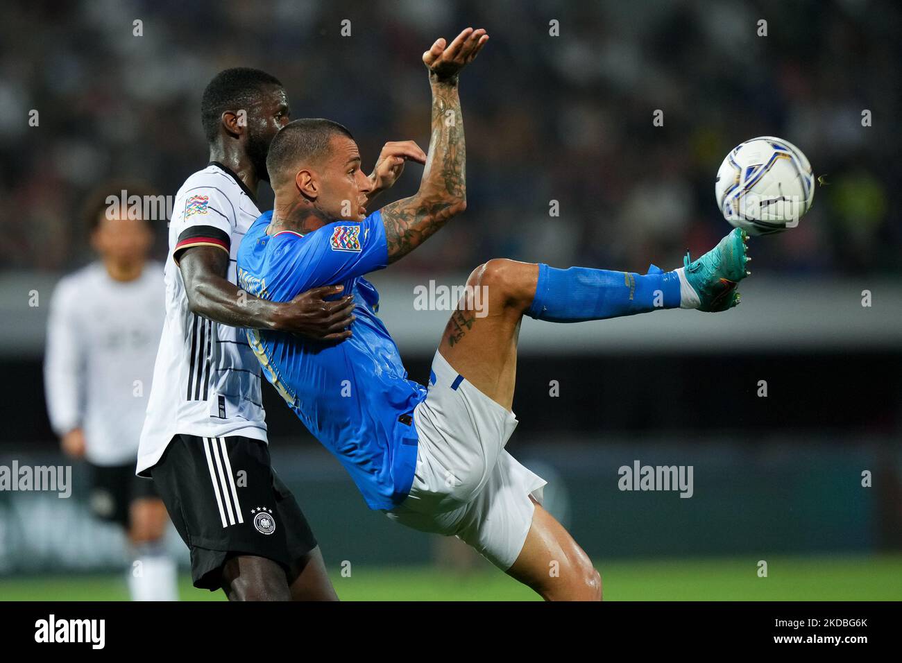 Gianluca Scamacca, d'Italie, et Antonio Rudiger, d'Allemagne, se disputent le ballon lors du match de l'UEFA Nations League entre l'Italie et l'Allemagne au Stadio Renato Dall'Ara, à Bologne, en Italie, le 4 juin 2022. (Photo de Giuseppe Maffia/NurPhoto) Banque D'Images Gianluca Scamacca, d'Italie, et Antonio Rudiger, d'Allemagne, se disputent le ballon lors du match de l'UEFA Nations League entre l'Italie et l'Allemagne au Stadio Renato Dall'Ara, à Bologne, en Italie, le 4 juin 2022. (Photo de Giuseppe Maffia/NurPhoto) Banque D'Images