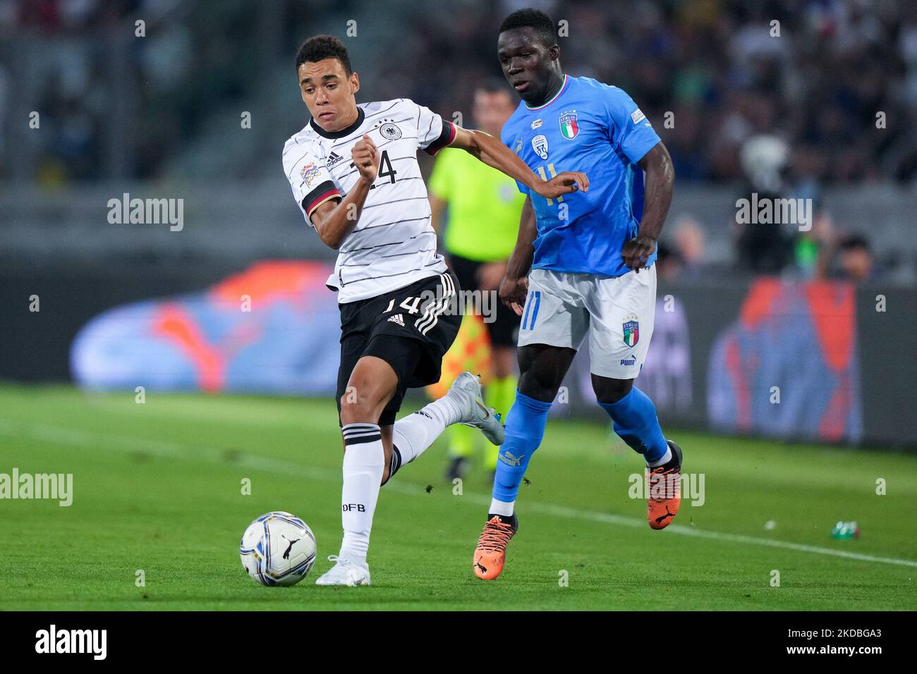 Jamal Musiala d'Allemagne et Degnand Wilfried Gnonto d'Italie se disputent le bal lors du match de l'UEFA Nations League entre l'Italie et l'Allemagne au Stadio Renato Dall'Ara, Bologne, Italie, le 4 juin 2022. (Photo de Giuseppe Maffia/NurPhoto) Banque D'Images Jamal Musiala d'Allemagne et Degnand Wilfried Gnonto d'Italie se disputent le bal lors du match de l'UEFA Nations League entre l'Italie et l'Allemagne au Stadio Renato Dall'Ara, Bologne, Italie, le 4 juin 2022. (Photo de Giuseppe Maffia/NurPhoto) Banque D'Images