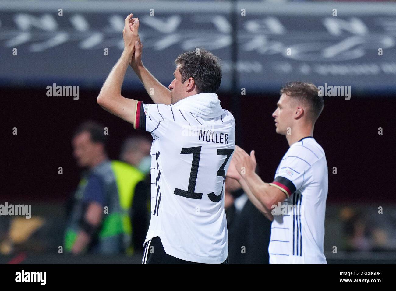 Thomas Muller, d'Allemagne, et Joshua Kimmich, d'Allemagne, saluent leurs supporters lors du match de l'UEFA Nations League entre l'Italie et l'Allemagne au Stadio Renato Dall'Ara, à Bologne, en Italie, le 4 juin 2022. (Photo de Giuseppe Maffia/NurPhoto) Banque D'Images Thomas Muller, d'Allemagne, et Joshua Kimmich, d'Allemagne, saluent leurs supporters lors du match de l'UEFA Nations League entre l'Italie et l'Allemagne au Stadio Renato Dall'Ara, à Bologne, en Italie, le 4 juin 2022. (Photo de Giuseppe Maffia/NurPhoto) Banque D'Images