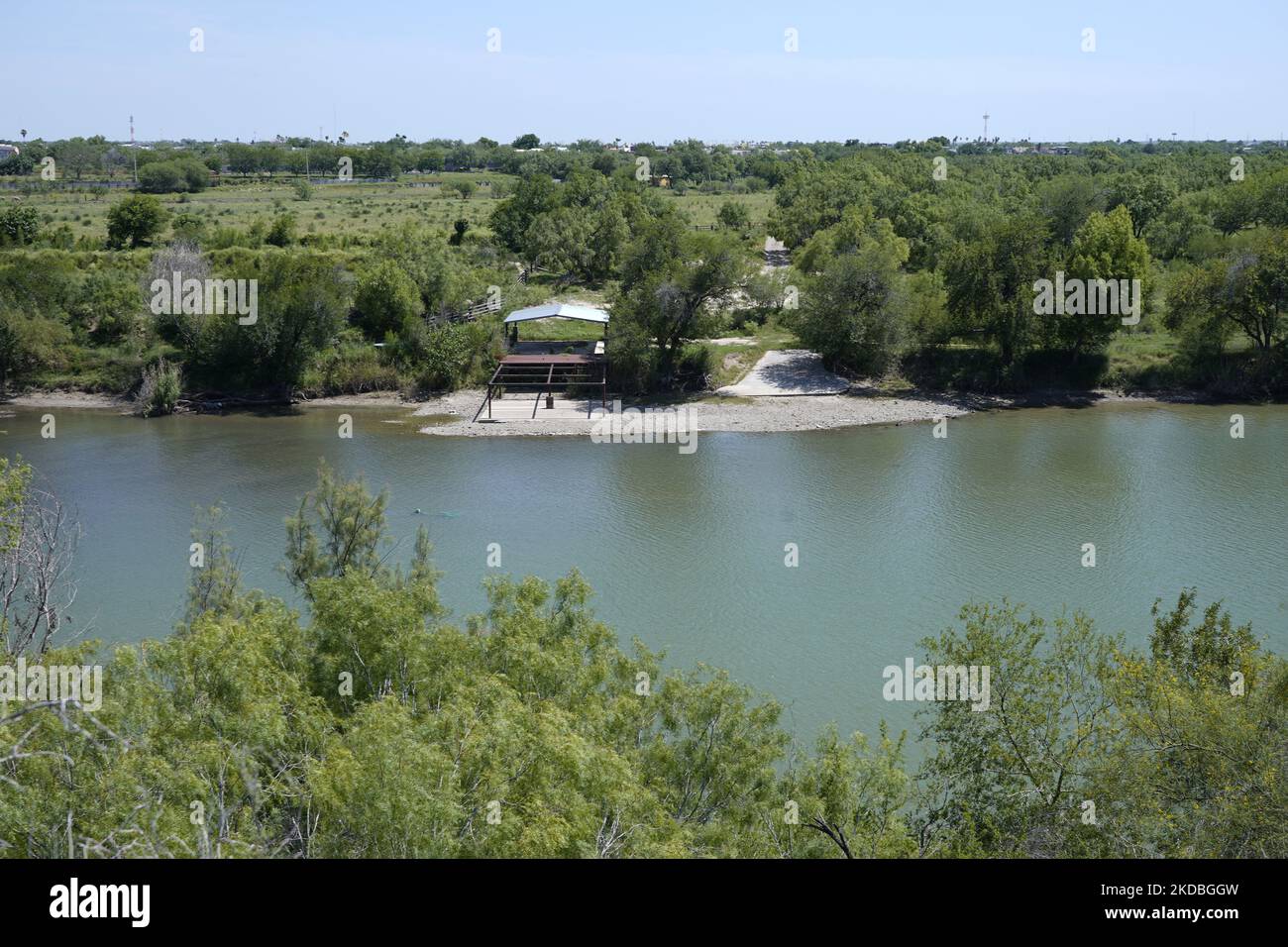 Vews du Mexique de l'autre côté du Rio Grande des zones de passage des migrants sur 29 mai 2022 à Roma, Texas, États-Unis. La règle stipule que les cas admissibles à l'asile sont accélérés en mois plutôt qu'en années, dans le but d'alléger l'arriéré des affaires devant les tribunaux. Titre 42, le mandat de l'ère Trump qui a été fixé pour empêcher les migrants d'entrer aux États-Unis, Devait expirer sur 23 mai, mais a été bloqué par une poursuite déposée par plusieurs États citant que le mouvement de grève de la loi "n'a pas satisfait aux normes fixées par la loi de procédure administrative" et qu'il n'y a pas de solution permanente à la gestion de l'inévitable Banque D'Images