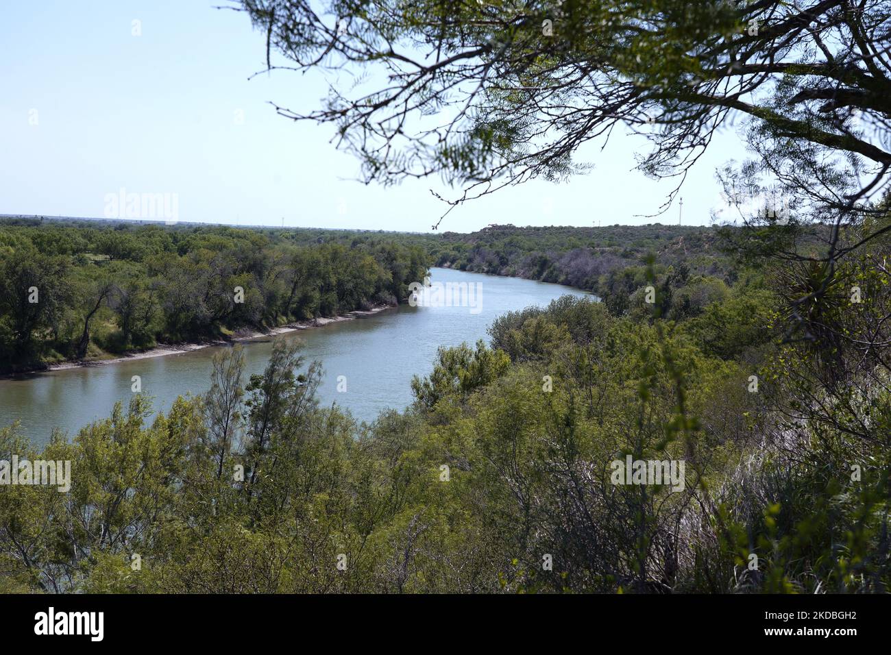 Vews du Mexique de l'autre côté du Rio Grande des zones de passage des migrants sur 29 mai 2022 à Roma, Texas, États-Unis. La règle stipule que les cas admissibles à l'asile sont accélérés en mois plutôt qu'en années, dans le but d'alléger l'arriéré des affaires devant les tribunaux. Titre 42, le mandat de l'ère Trump qui a été fixé pour empêcher les migrants d'entrer aux États-Unis, Devait expirer sur 23 mai, mais a été bloqué par une poursuite déposée par plusieurs États citant que le mouvement de grève de la loi "n'a pas satisfait aux normes fixées par la loi de procédure administrative" et qu'il n'y a pas de solution permanente à la gestion de l'inévitable Banque D'Images