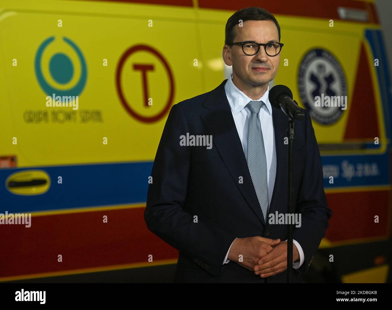 Le Premier ministre polonais Mateusz Morawiecki lors d'une conférence de presse à l'intérieur du nouvel hôpital d'Olkusz. Avec l'argent du COVID-19 contre-mesures Fund, l'hôpital d'Olkusz a reçu une nouvelle ambulance de type C avec l'équipement et l'ascenseur à l'intérieur de l'hôpital a été remplacé. Samedi, 04 juin 2022, à Olkusz, petite Pologne Voivodeship, Pologne. (Photo par Artur Widak/NurPhoto) Banque D'Images