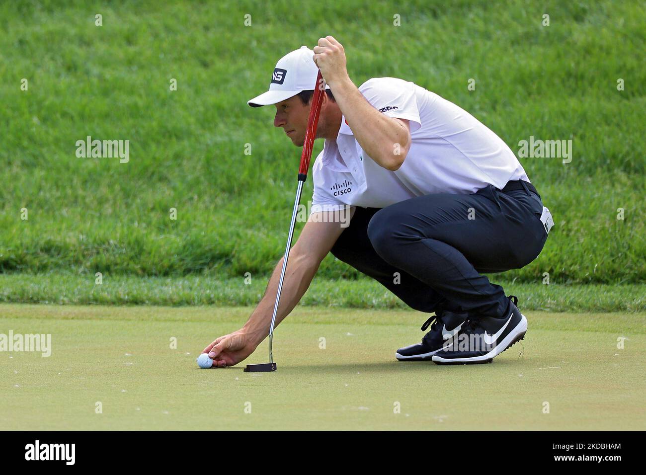 Viktor Hovland, d'Oslo, en Norvège, place son ballon sur le green 17th lors de la dernière partie du tournoi commémoratif présenté par Workday au club de golf de Muirfield Village à Dublin, Ohio, États-Unis, le dimanche, 5 juin, 2022. (Photo par Amy Lemus/NurPhoto) Banque D'Images Viktor Hovland, d'Oslo, en Norvège, place son ballon sur le green 17th lors de la dernière partie du tournoi commémoratif présenté par Workday au club de golf de Muirfield Village à Dublin, Ohio, États-Unis, le dimanche, 5 juin, 2022. (Photo par Amy Lemus/NurPhoto) Banque D'Images