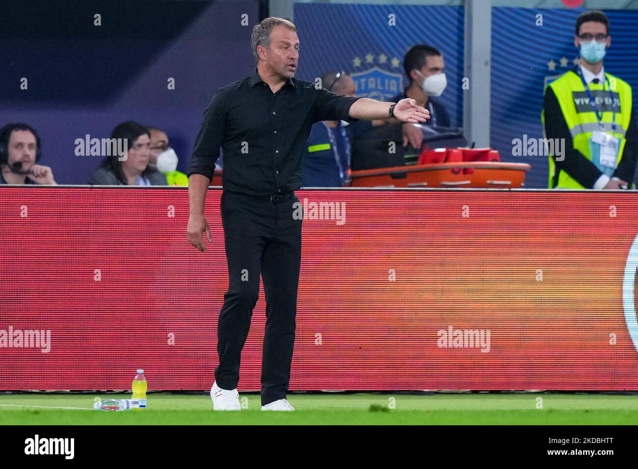 Hans-Dieter Flick, directeur de l'Allemagne, se penche sur le match de l'UEFA Nations League entre l'Italie et l'Allemagne au Stadio Renato Dall'Ara, Bologne, Italie, le 4 juin 2022. (Photo de Giuseppe Maffia/NurPhoto) Banque D'Images