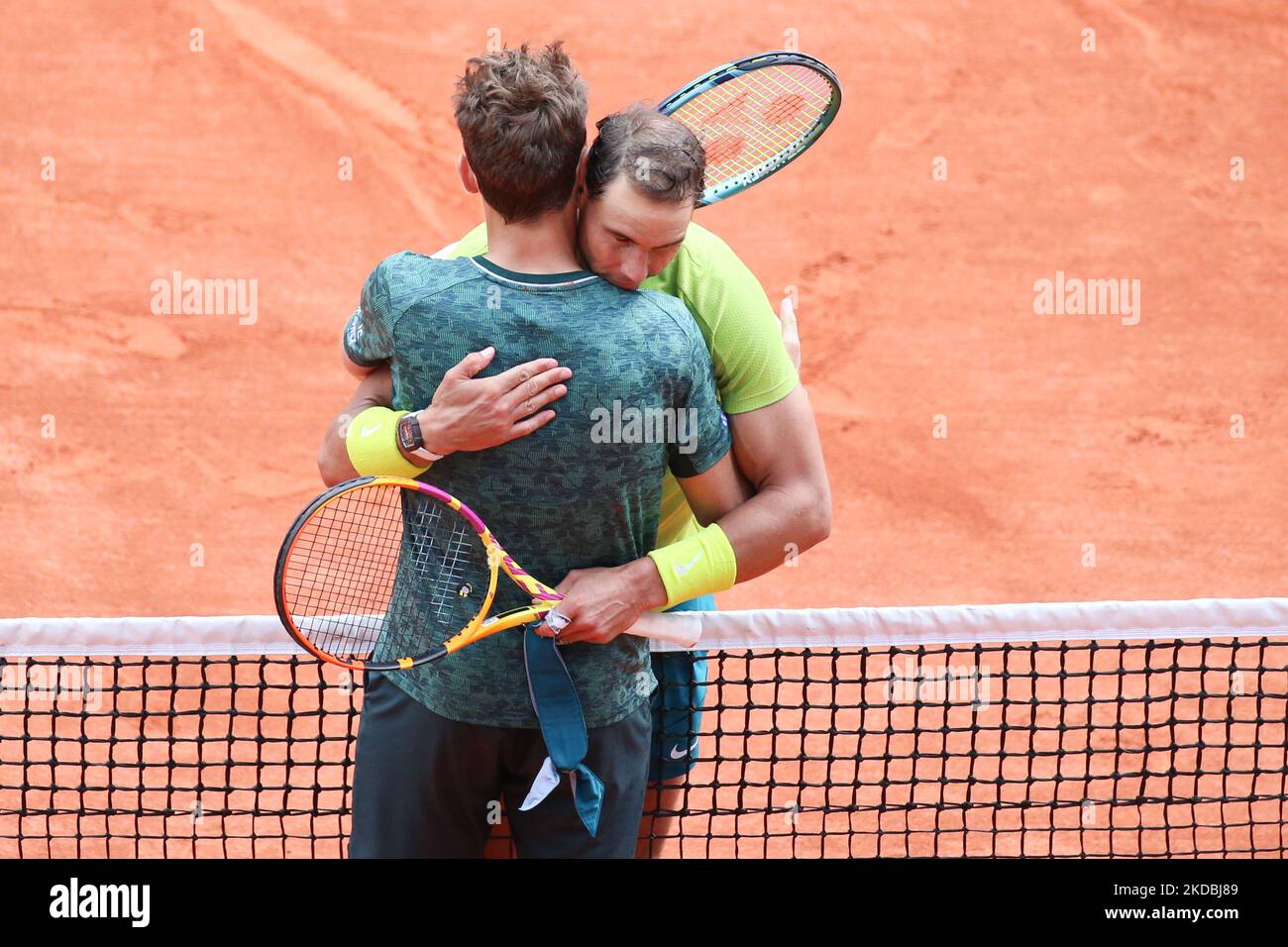 Rafael Nadal en Espagne a salué Casper Ruud en Norvège après le dernier match de tennis masculin sur le court de Philippe Chatrier le 15 e jour du tournoi de tennis Roland Garros 2022. (Photo par Ibrahim Ezzat/NurPhoto) Banque D'Images