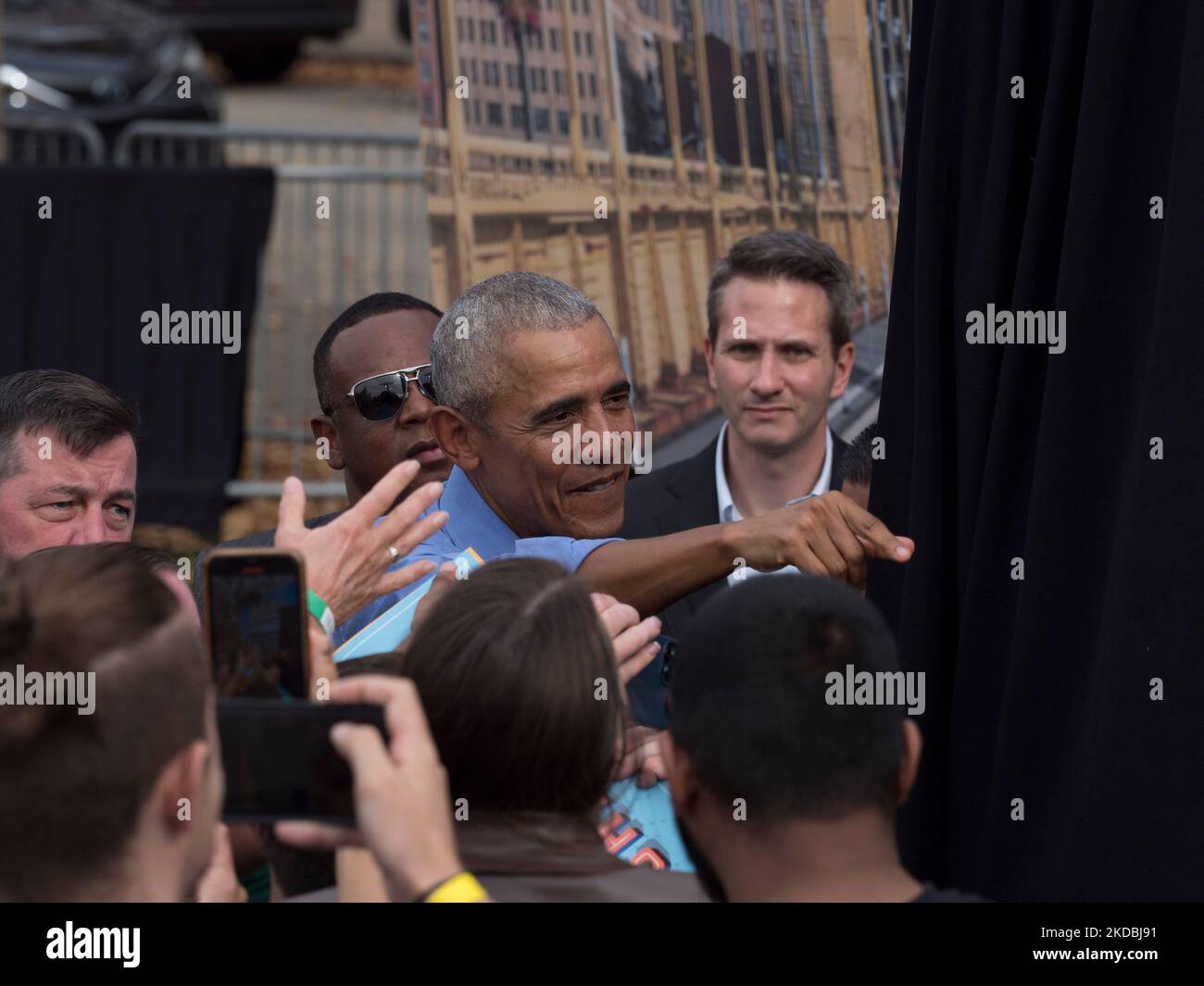 Pittsburgh, Pennsylvanie, États-Unis. 5th novembre 2022. Le président Barack Obama s’en va pour serrer la main avec l’un de ses partisans après un rassemblement en faveur du candidat du Sénat américain John Fetterman. (Image de crédit : © Sue Dorfman/ZUMA Press Wire) Banque D'Images