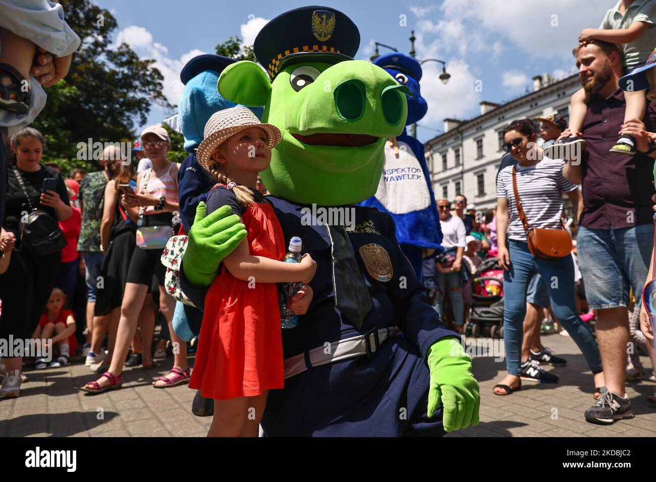 21st la Grande Parade des dragons traverse la vieille ville de Cracovie, en Pologne, sur 5 juin 2022. La parade annuelle du Grand Dragon compte plus d'un millier de participants, pour la plupart des enfants, qui participent à l'événement coloré rempli de diverses créatures de dragon auto-préparées. (Photo de Beata Zawrzel/NurPhoto) Banque D'Images