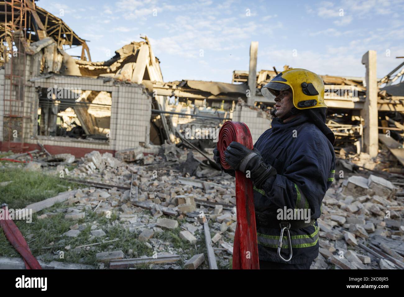 Les pompiers continuent de faire feu à l'installation de réparation du matériel roulant de fret dans le district de Darnytskyi à Kiev. Quatre missiles aériens russes ont frappé une infrastructure tôt dans la matinée, et un cinquième missile s'est écrasé dans une forêt voisine. 5 juin 2022 à Kiev, Ukraine. (Photo par Oleg Pereverzev/NurPhoto) Banque D'Images