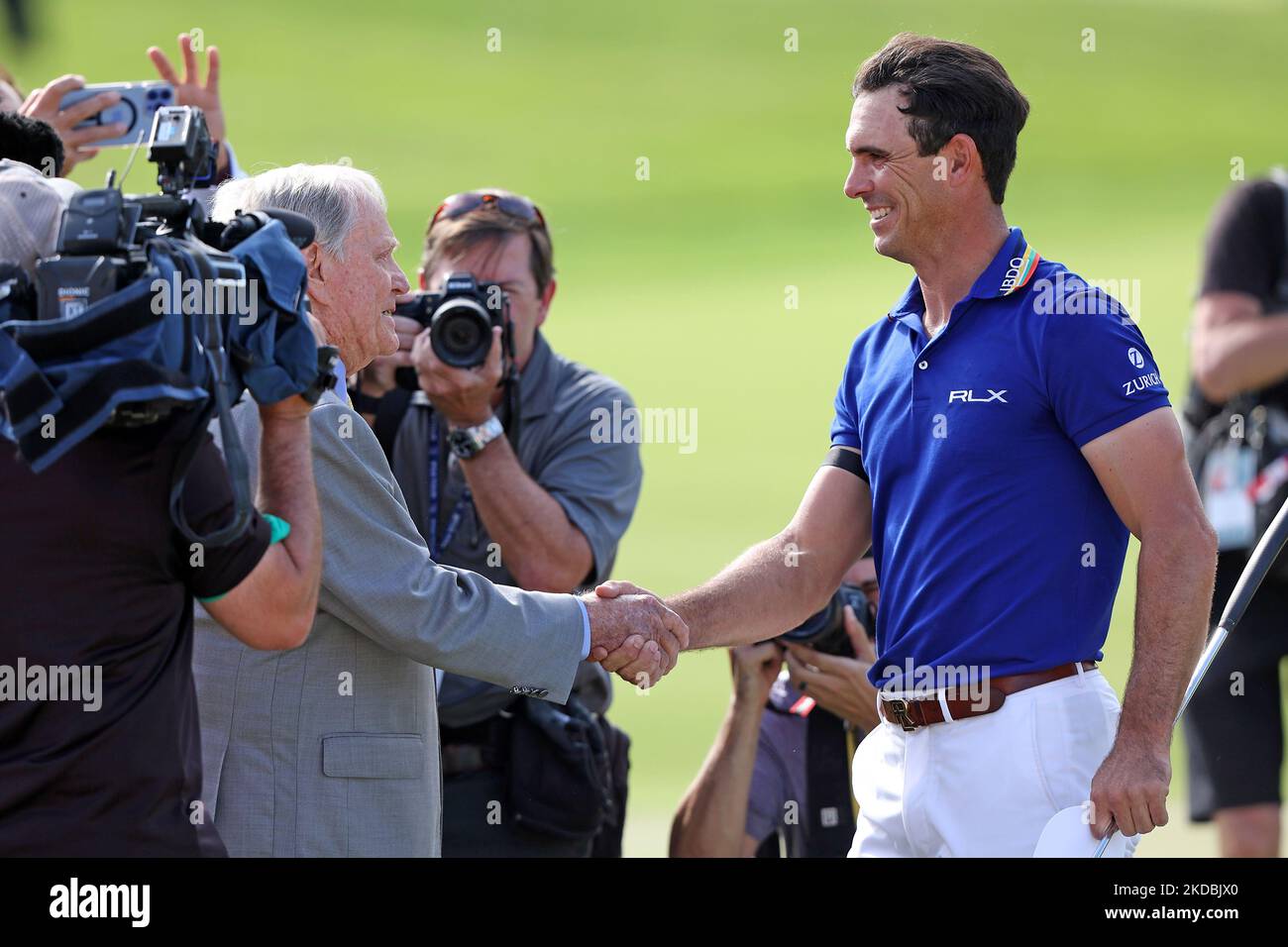 Billy Horschel des États-Unis est félicité par Jack Nicklaus après avoir remporté le tournoi commémoratif présenté par Workday au club de golf de Muirfield Village à Dublin, Ohio, États-Unis, dimanche, 5 juin 2022. (Photo de Jorge Lemus/NurPhoto) Banque D'Images