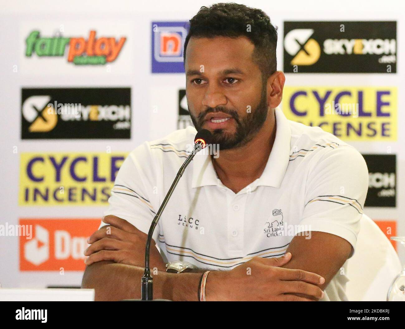 Dimuth Karunaratne, capitaine du cricket du Sri Lanka Test, s'adresse aux médias lors d'une conférence de presse à Colombo le 06 juin 2022, en prévision de deux tests, de trois T20Is et de cinq matchs internationaux d'une journée contre l'Australie. Banque D'Images