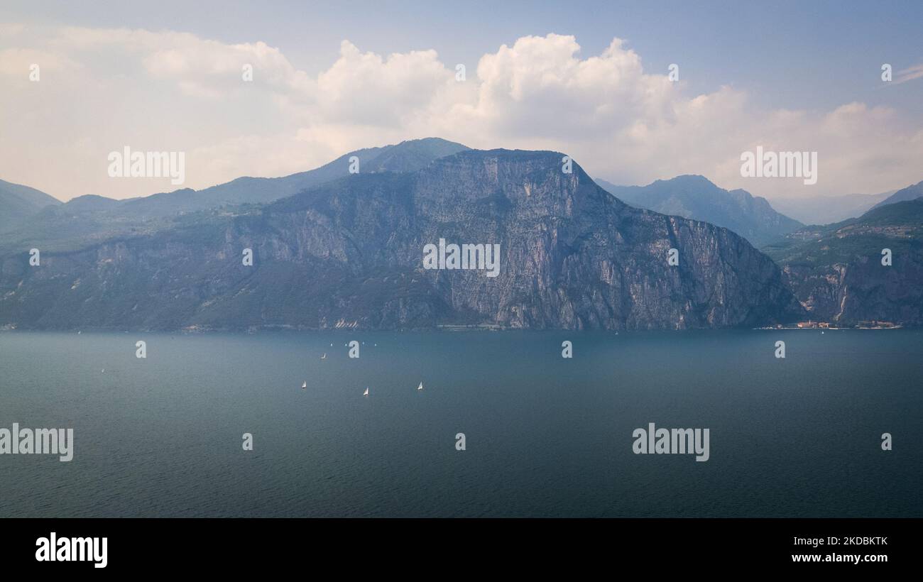 Une vue de drone sur Assenza, Brenzone sul Garda au lac de Garde. La petite île de Trimelone a été utilisée comme dépôt militaire pendant la première et la deuxième Guerre mondiale. (Photo de Manuel Romano/NurPhoto) Banque D'Images