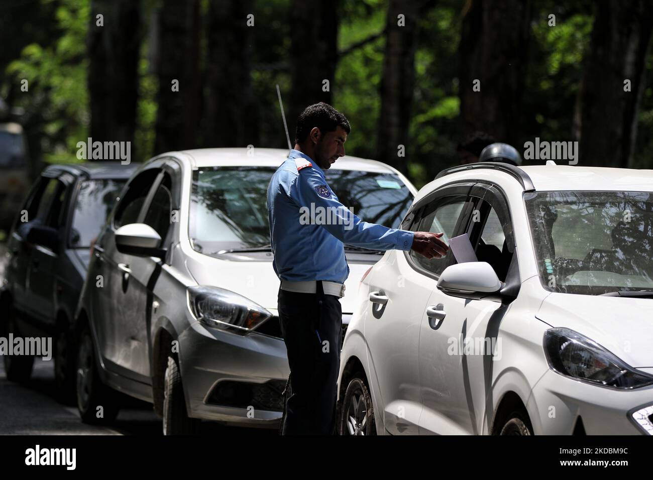 La police de la circulation vérifie les documents d'un propriétaire de véhicule lors de l'enregistrement à Baramulla Jammu-et-Cachemire Inde le 06 juin 2022 (photo de Nasir Kachroo/NurPhoto) Banque D'Images