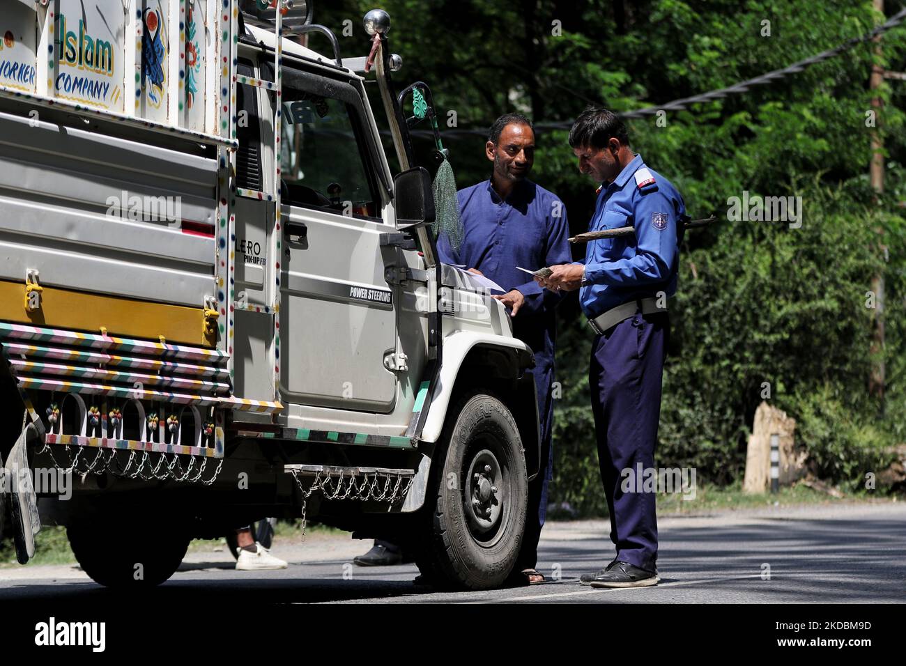 La police de la circulation vérifie les documents d'un propriétaire de véhicule lors de l'enregistrement à Baramulla Jammu-et-Cachemire Inde le 06 juin 2022 (photo de Nasir Kachroo/NurPhoto) Banque D'Images