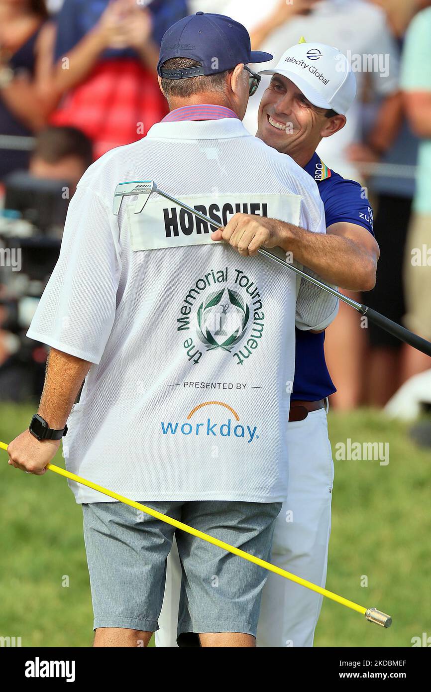 Le vainqueur du tournoi Billy Horschel de Ponte Vedra Beach, Floride, est félicité par son caddie sur le green après avoir coulé le putt gagnant à la fin de la dernière partie du tournoi commémoratif présenté par Workday au club de golf de Muirfield Village à Dublin, Ohio, Etats-Unis, le dimanche, 5 juin, 2022. (Photo par Amy Lemus/NurPhoto) Banque D'Images