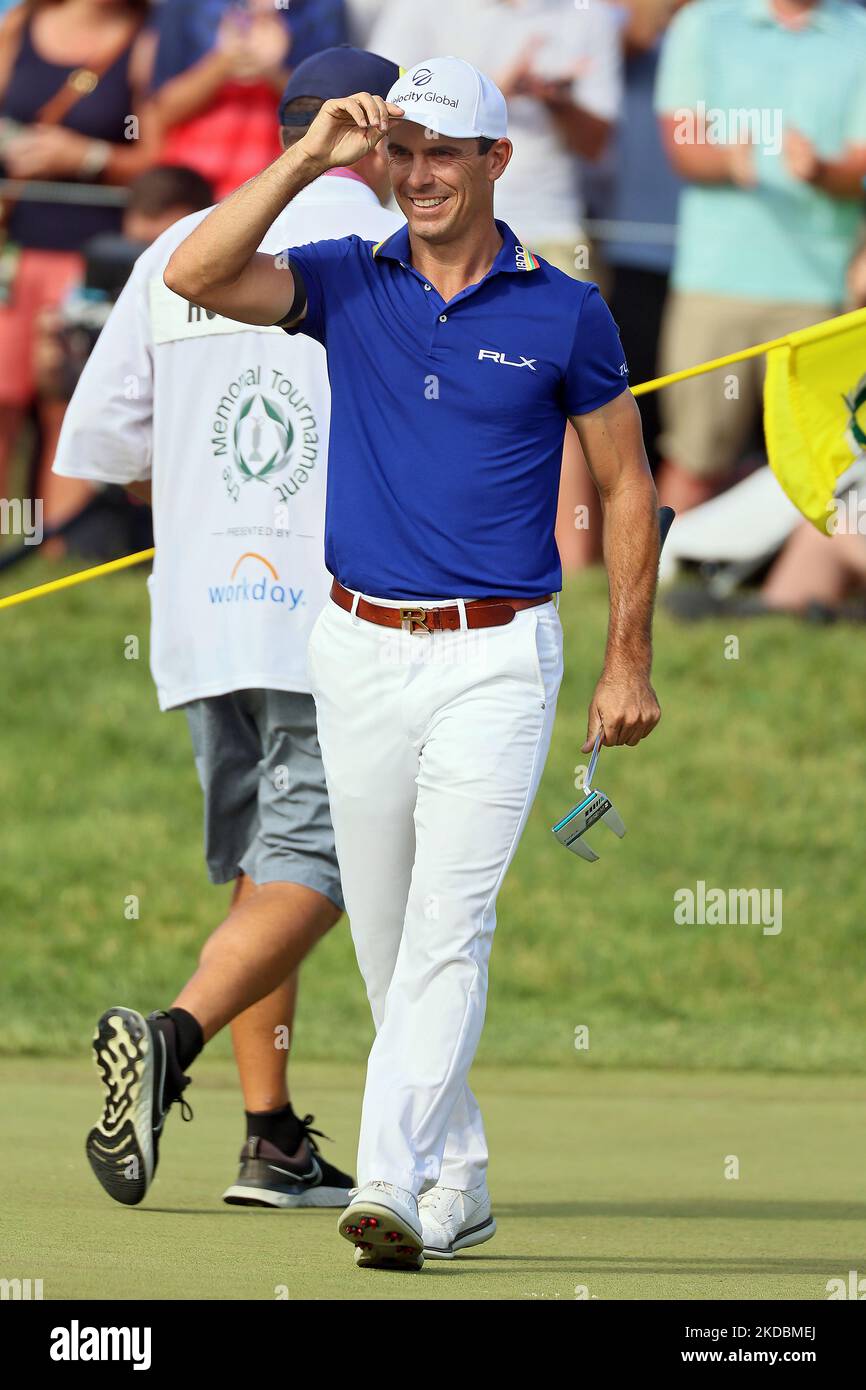 Le vainqueur du tournoi Billy Horschel de Ponte Vedra Beach, Floride, accueille les fans sur le green après avoir coulé le putt gagnant à la fin de la dernière partie du tournoi commémoratif présenté par Workday au club de golf de Muirfield Village à Dublin, Ohio, États-Unis, le dimanche, 5 juin, 2022. (Photo par Amy Lemus/NurPhoto) Banque D'Images