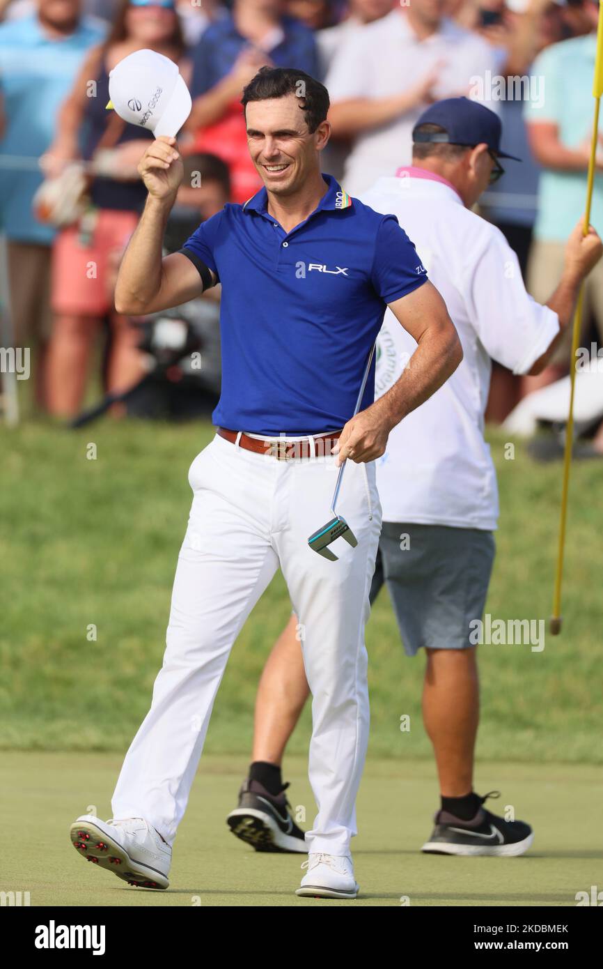 Le vainqueur du tournoi Billy Horschel de Ponte Vedra Beach, Floride, accueille les fans sur le green après avoir coulé le putt gagnant à la fin de la dernière partie du tournoi commémoratif présenté par Workday au club de golf de Muirfield Village à Dublin, Ohio, États-Unis, le dimanche, 5 juin, 2022. (Photo par Amy Lemus/NurPhoto) Banque D'Images