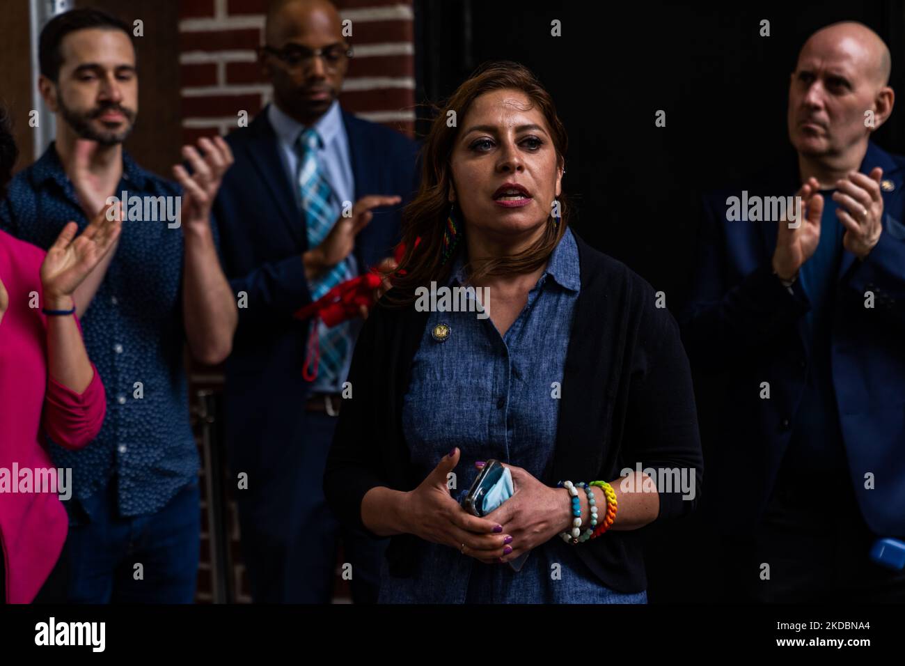 Jessica Gonzalez-Rojas, membre de l'Assemblée de l'État de New York, s'exprime lors des manifestations de groupes L.G.B.T.Q. au Stonewall Inn on 7 juin 2022 au sujet des personnes nommées par le maire de New York, Eric Adams, qui, selon eux, ont des opinions homophobes (photo de John Nacion/NurPhoto) Banque D'Images