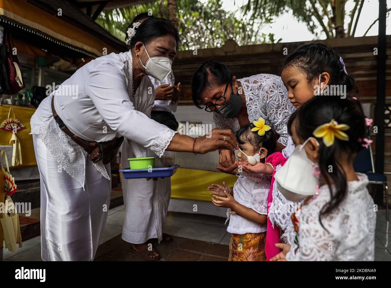 Les fidèles hindous indonésiens prient au temple Aditya Jaya tout en célébrant les vacances religieuses galungan à Jakarta, Indonésie 8 juin 2022. Galungan est une fête importante pour les Hindous balinais qui se tient tous les 210 jours selon le calendrier balinais, pour honorer le créateur de l'univers et les esprits des ancêtres honorés. Le festival symbolise la victoire de 'dharma', ou vérité, au-dessus de ''adharma'', ou mal. (Photo de Garry Lotulung/NurPhoto) Banque D'Images