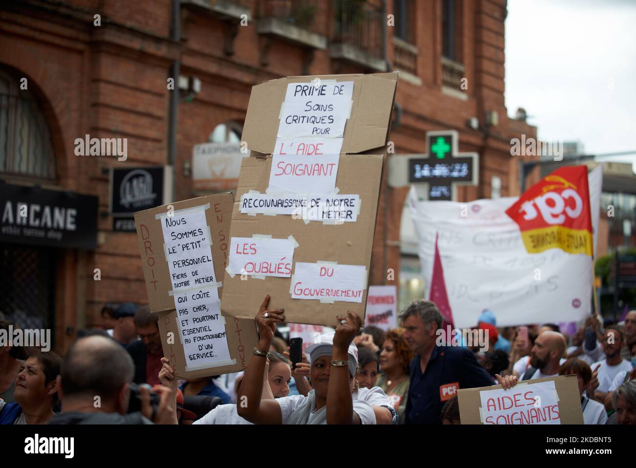 Une infirmière auxiliaire détient une étiquette indiquant « bonus de soins intensifs pour les infirmières auxiliaires, reconnaissance de notre travail, oublié par le gouvernement ». Les médecins, les infirmières et les auxiliaires infirmiers ont protesté contre le manque de moyens pour les hôpitaux publics car le nombre de lits est encore réduit. Le gouvernement Macron a coupé 5,700 lits dans les hôpitaux publics seulement en 2021. 80% des travailleurs de la santé des services d'urgence de Toulouse (qui font partie de l'hôpital universitaire de Purpan) sont en grève alors que des infirmières, des infirmières auxiliaires ou même des médecins quittent le service. Ils protestent également à l'encontre de toutes les parties des services de santé publique en France Banque D'Images