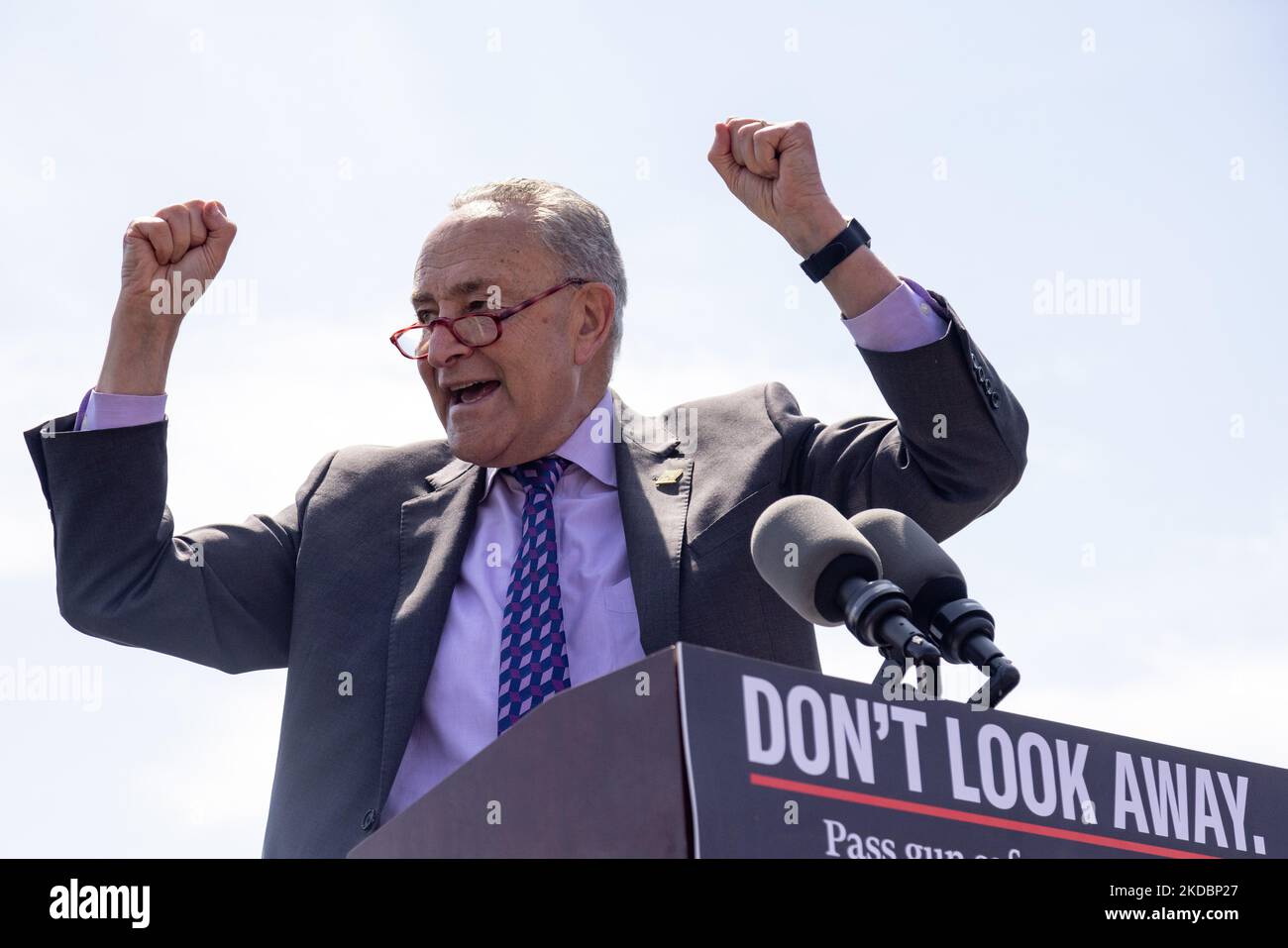 Le leader de la majorité au Sénat Chuck Schumer parle lors d'un rassemblement près du Capitole des États-Unis sur 8 juin 2022, appelant à une action du Congrès sur la sécurité des armes à feu à la suite de fusillades de masse continues (photo de Bryan Olin Dozier/NurPhoto) Banque D'Images